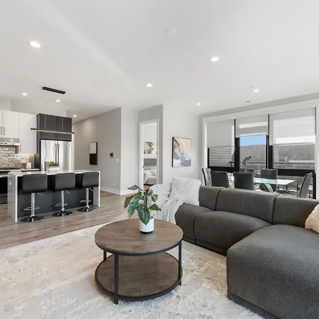Apartment Contemporary Luxury: New 3br 2ba Stylish Haven