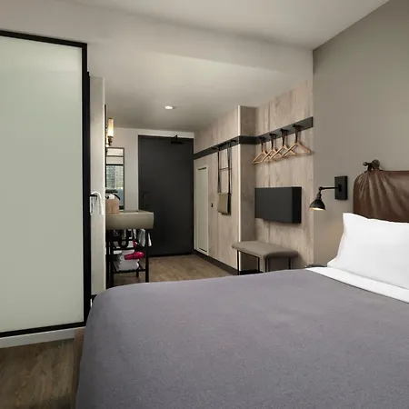 Hotel Moxy Downtown 3*