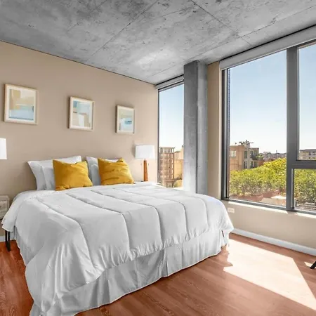 3br Elegant Glass Penthouse Pool With Deck & Gym Apartment *