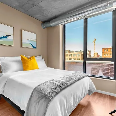 3br Elegant Glass Penthouse Pool With Deck & Gym Apartment *