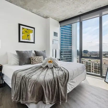 Apartment 2br Stunning River North With Pool & Views *