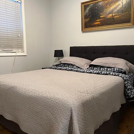 5 Bedroom Huge House In Location Parking Fireplace Back Yard Holiday home