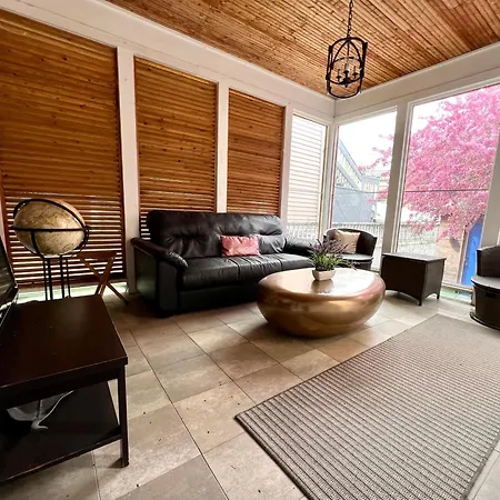 Holiday home 5 Bedroom Huge House In Location Parking Fireplace Back Yard *