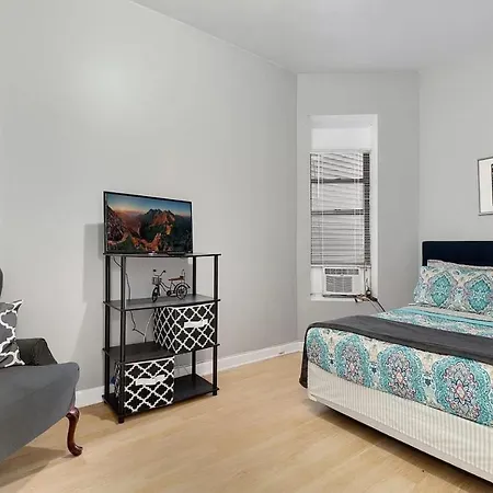 Spacious 3 Bedroom Close To Downtown Chicago