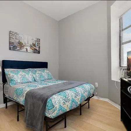 Spacious 3 Bedroom Close To Downtown Chicago