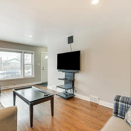 Holiday home With Fenced Backyard In Chicago!