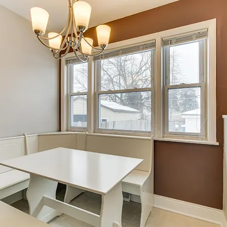 Holiday home With Fenced Backyard In Chicago! Chicago