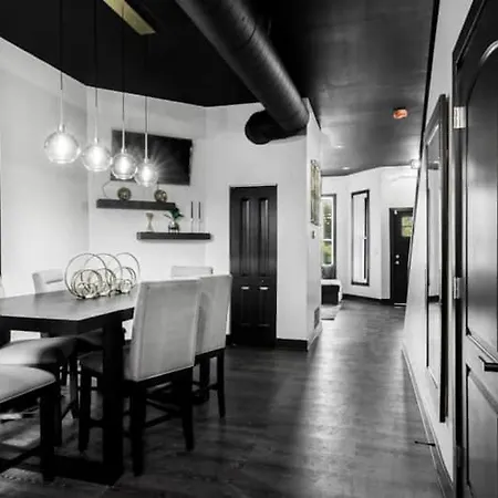 Holiday home The Black And White *
