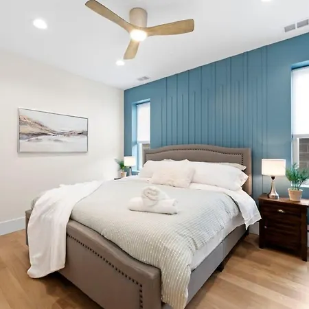 3 Bdr Astonishing New Steps From United Center Chicago