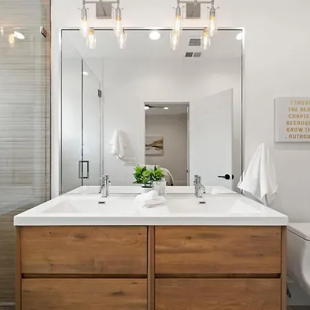 3 Bdr Astonishing New Steps From United Center