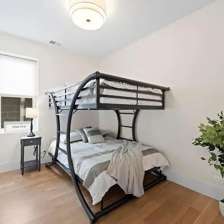 3 Bdr Astonishing New Steps From United Center