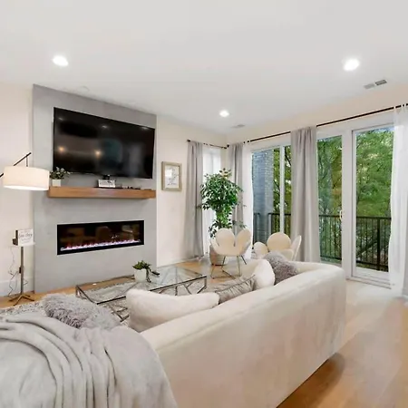 3 Bdr Astonishing New Steps From United Center Chicago