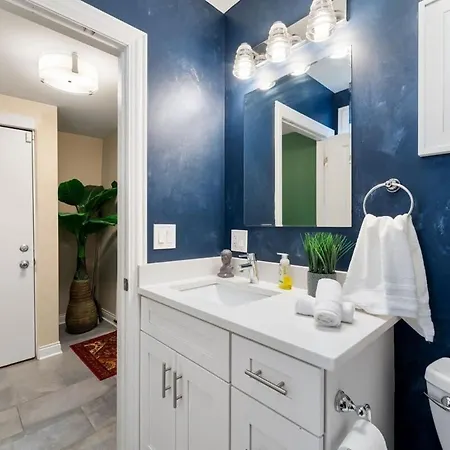 Apartment Stylish 2 Bdr Coach House Steps From The *