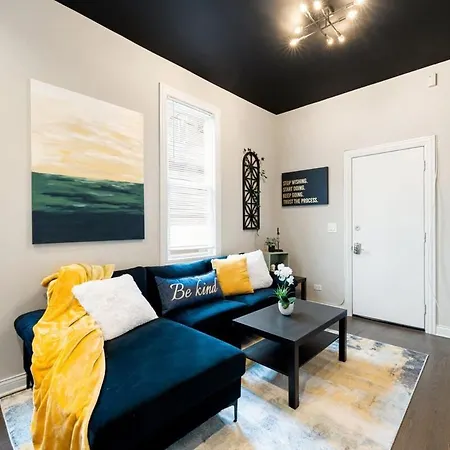 Stylish 2 Bdr Coach House Steps From The