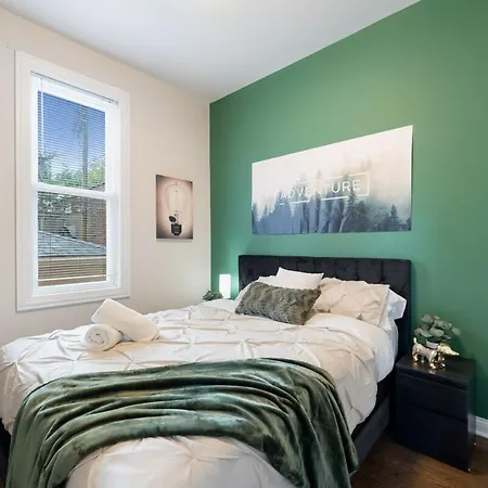 Stylish 2 Bdr Coach House Steps From The