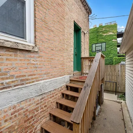 Apartment Stylish 2 Bdr Coach House Steps From The