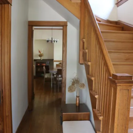 Holiday home Historic With Outdoor Hot Tub Near Downtown In Public Transportation Hub