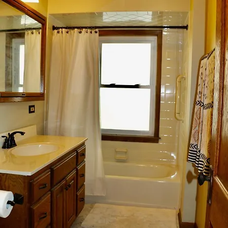 Holiday home Historic With Outdoor Hot Tub Near Downtown In Public Transportation Hub