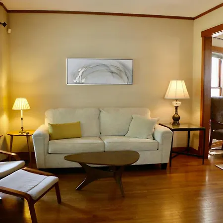 Holiday home Historic With Outdoor Hot Tub Near Downtown In Public Transportation Hub *