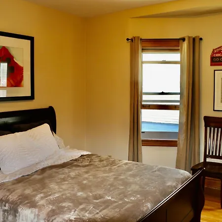 Holiday home Historic With Outdoor Hot Tub Near Downtown In Public Transportation Hub