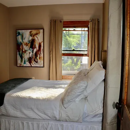 Holiday home Historic With Outdoor Hot Tub Near Downtown In Public Transportation Hub *