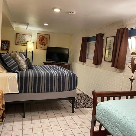 Ray's Bucktown Bed & Breakfast 3*