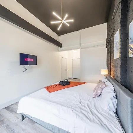 Luxury 5br Retreat Perfect For Groups With Pool Table & Optional Parking Near Mccormick Place And Soldier Field Apartment Chicago