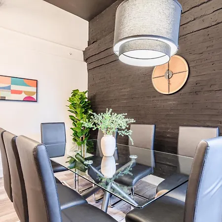 Apartment Luxury 5br Retreat Perfect For Groups With Pool Table & Optional Parking Near Mccormick Place And Soldier Field