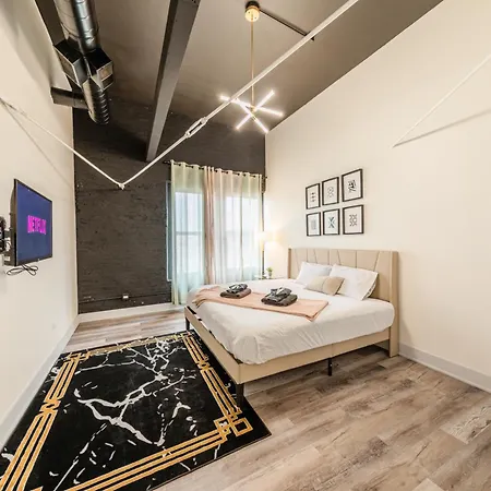 Luxury 5br Retreat Perfect For Groups With Pool Table & Optional Parking Near Mccormick Place And Soldier Field