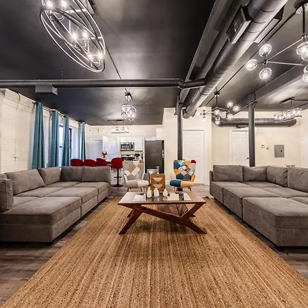 Family And Group Friendly 5br Spacious Unit With Pool Table And Optional Parking Near Mccormick Place And Soldier Field Apartment Chicago
