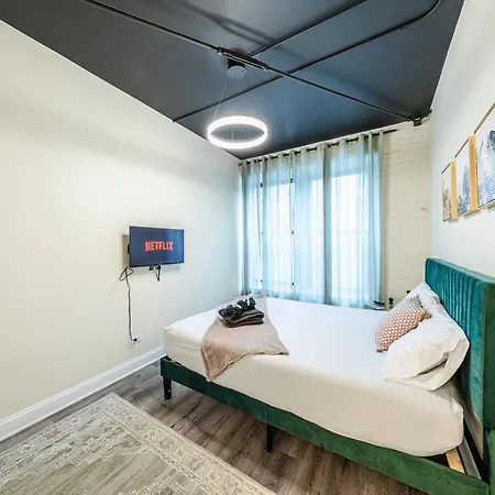 Family And Group Friendly 5br Spacious Unit With Pool Table And Optional Parking Near Mccormick Place And Soldier Field Chicago