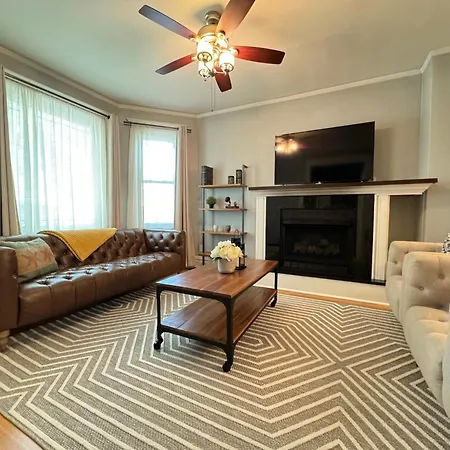 Cozy Nest In Chicago's Vibrant Lincoln Square Apartment Chicago