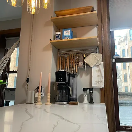 Boho Chic Studio: Lakeview, Apartment