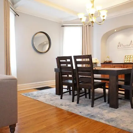 Cozy Nest In Chicago's Vibrant Lincoln Square Apartment Chicago