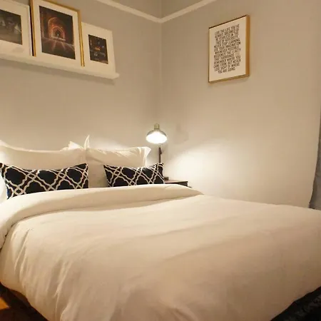 Cozy Nest In Chicago's Vibrant Lincoln Square Apartment