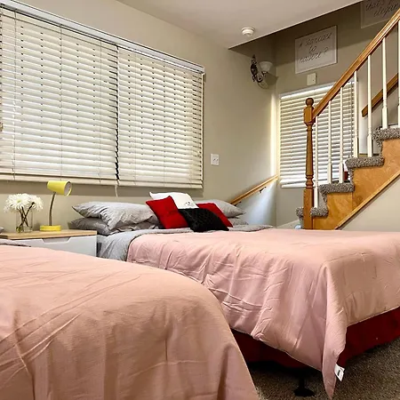Holiday home Designer Themed 4 Bedroom In Location With Patio And Fireplace Chicago