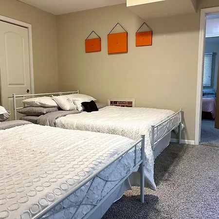 Designer Themed 4 Bedroom In Location With Patio And Fireplace *