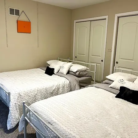 Holiday home Designer Themed 4 Bedroom In Location With Patio And Fireplace Chicago