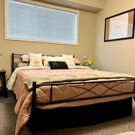 Designer Themed 4 Bedroom In Location With Patio And Fireplace Holiday home *