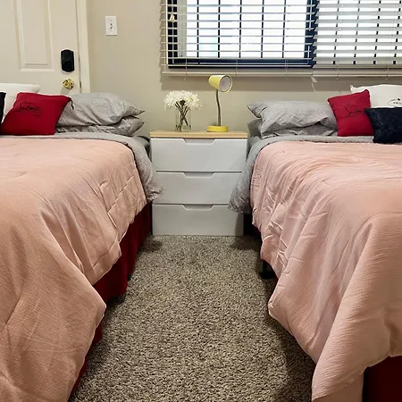 Holiday home Designer Themed 4 Bedroom In Location With Patio And Fireplace *
