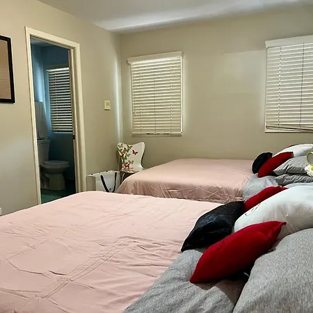 Holiday home Designer Themed 4 Bedroom In Location With Patio And Fireplace