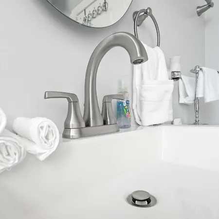 Apartment Newly Rehabbed Greystone With 2 Private Apartments, Backyard, Garage, Laundry, Close To Expressway *
