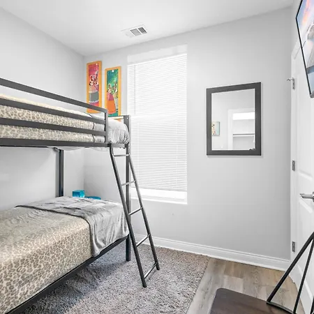 Newly Rehabbed Greystone With 2 Private Apartments, Backyard, Garage, Laundry, Close To Expressway * Chicago