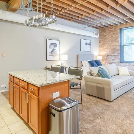 Landing - Modern With Amazing Amenities Apartment Chicago