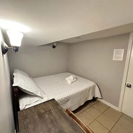 Homestay Close To Downtown - Free Parking