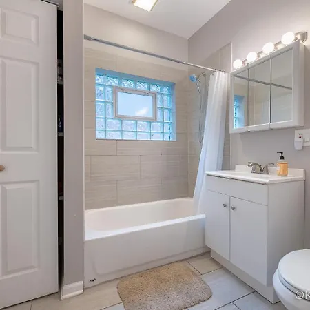 Wonderful Close To Downtown - Free Parking Homestay Chicago