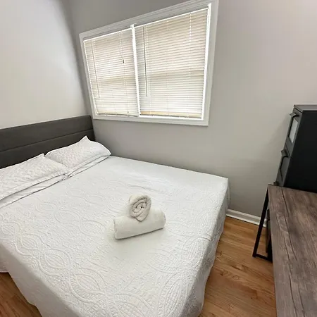 Wonderful Close To Downtown - Free Parking Homestay