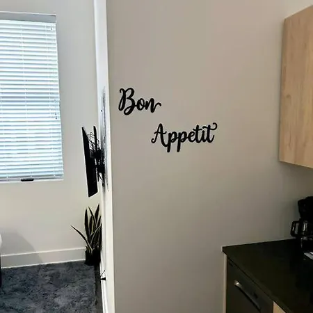Sleek Modern & Fully Furnished Uptown Studio - Wilson 402