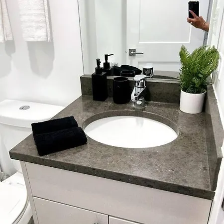 Sleek Modern & Fully Furnished Uptown Studio - Wilson 402 Apartment Chicago