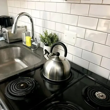 Sleek Modern & Fully Furnished Uptown Studio - Wilson 402 *